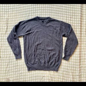 Men’s v-neck sweater